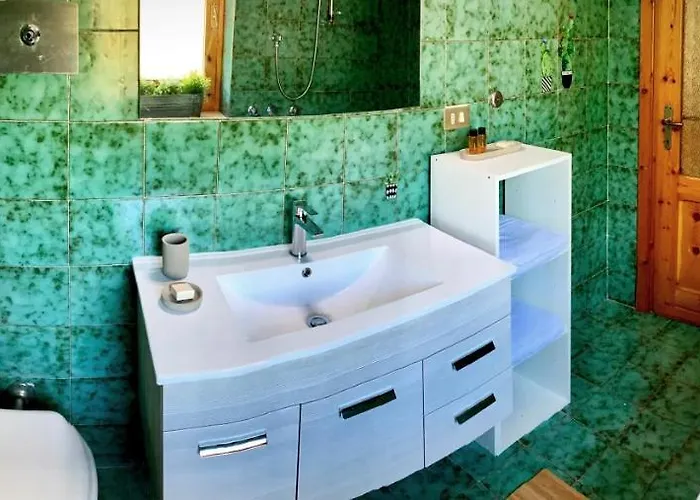 Elegante Trilocale Con Garage, Terrazzo E Vista Montagne Apartamento